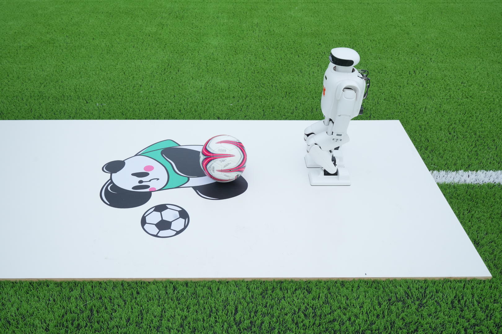 <b>泛亚电竞铺设FIFA认证草皮，机器人开球！绵阳科技城新区兴隆足球公园开园</b>